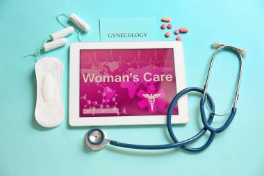 Tablet, stetoskop ve kadınsı hijyen öğeleri renkli arka plan üzerinde düz yatıyordu kompozisyonu. Jinekolojik bakım