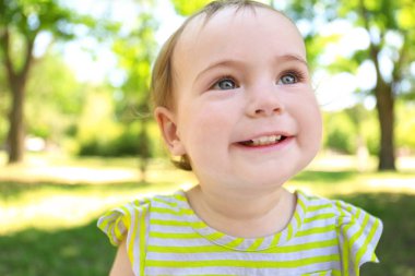 Şirin bebek kız güneşli parkta portresi