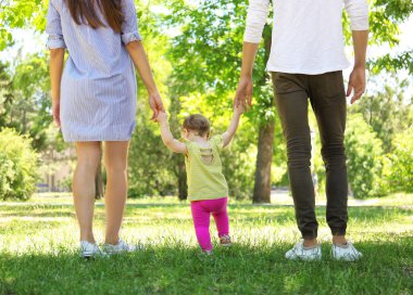 Anne Bebek kızları o açık havada yürümeyi öğrenme sırasında destek