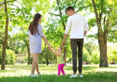 Anne Bebek kızları o açık havada yürümeyi öğrenme sırasında destek