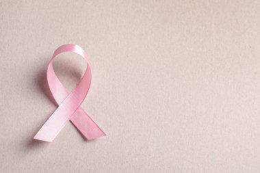 Pembe kurdele renk arka plan, üstten görünüm üzerinde. Kanseri bilinçlendirme