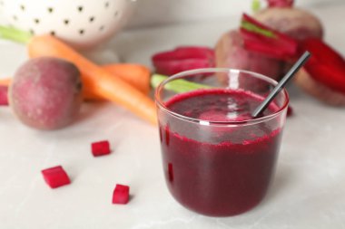 Bardak taze pancar suyu masada