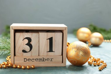 Ahşap blok takvim ve dekor masada. Noel geri sayım