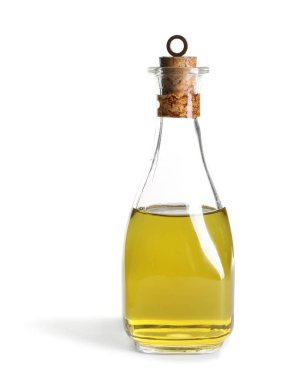 Beyaz arka plan üzerinde taze zeytin yağı ile cam şişe