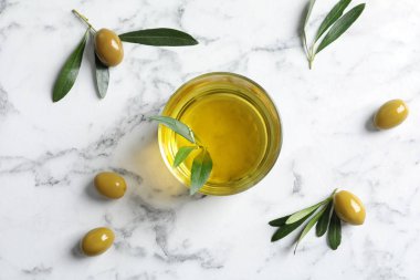 Mermer zemin üzerine taze zeytin yağı ile düz yatıyordu kompozisyon