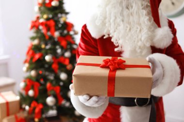 Otantik Noel Baba hediye kutusu kapalı ile