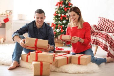Noel hediyeleri ile evde genç Çift