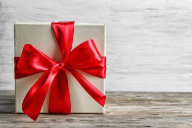 Tahta masada güzel bir hediye kutusu var.