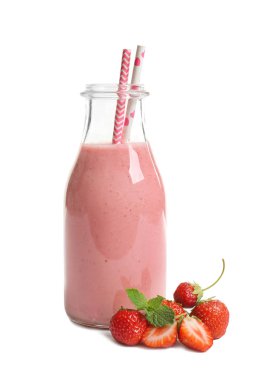 Beyaz arka plan üzerinde çilek lezzetli smoothie şişesiyle