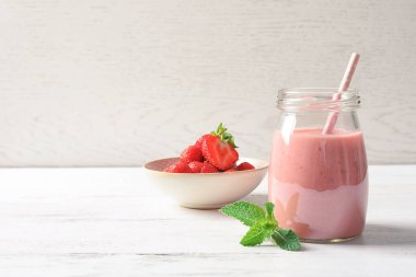 Cam kavanoz lezzetli çilek güler yüzlü tablo ile