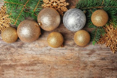 Ahşap masa, üstten görünüm üzerinde şenlikli dekor ile güzel Noel kompozisyon