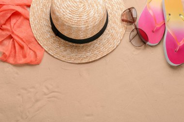 Nesnelerle şık şapka ve plaj kum düz yatıyordu kompozisyon