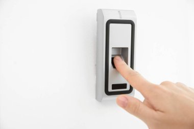 Genç kadın kapalı korku sistem üstünde parmak izi tarayıcı tuşuna basarak