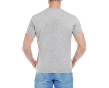 Beyaz zemin üzerine tişört genç adam. Mockup tasarım için