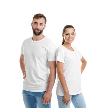 Beyaz arka plan üzerinde genç çift t-shirtler içinde. Mockup tasarım için