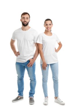 Beyaz arka plan üzerinde genç çift t-shirtler içinde. Mockup tasarım için