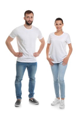 Beyaz arka plan üzerinde genç çift t-shirtler içinde. Mockup tasarım için