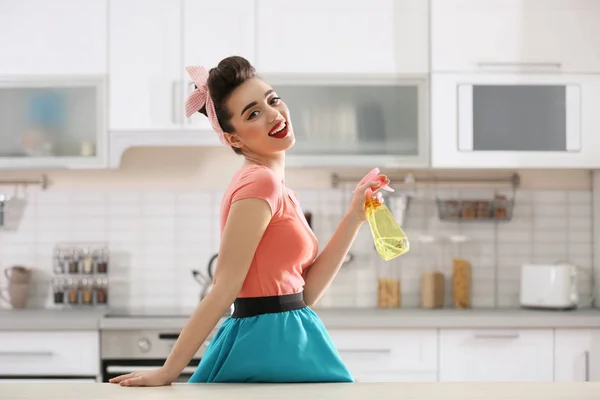 Grappige Jonge Huisvrouw Met Afwasmiddel Keuken — Stockfoto