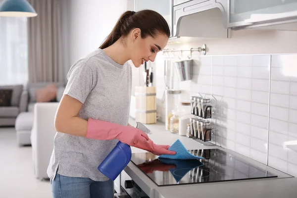 Genç Kadın Temizlik Mutfak Bez Ile Soba — Stok fotoğraf