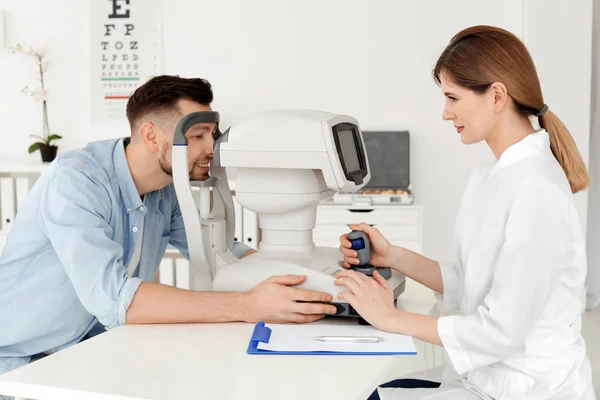 Augenarzt Untersucht Patientin Klinik — Stockfoto