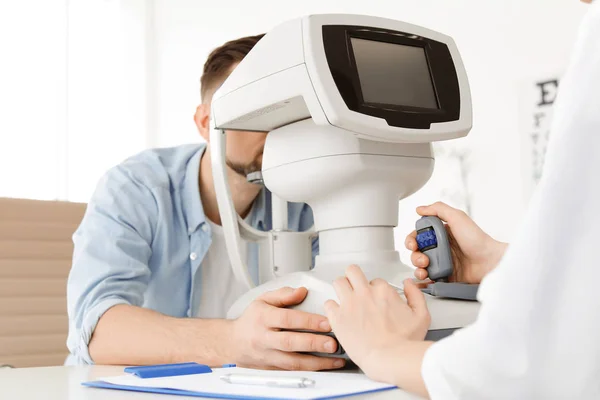 Οφθαλμίατρος Εξετάζει Ασθενή Στην Κλινική — Φωτογραφία Αρχείου