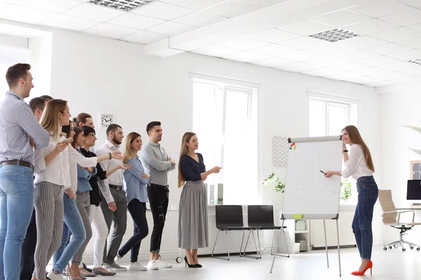 Mujer Formadora Empresas Dando Una Conferencia Oficina — Foto de Stock