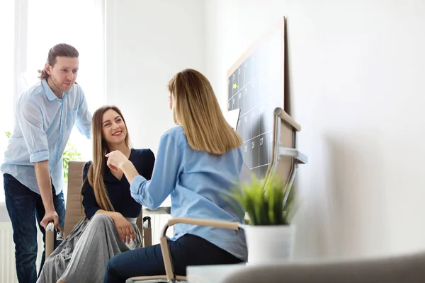 Jongeren Met Bedrijfskundige Opleiding Kantoor — Stockfoto