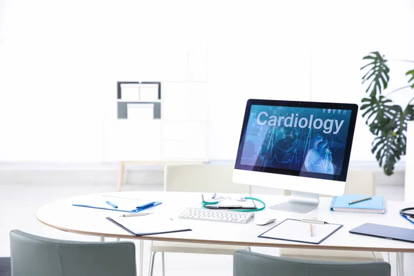 Tietokone Monitori Sana Cardiology Pöydällä Lääkärin Vastaanotolla — kuvapankkivalokuva