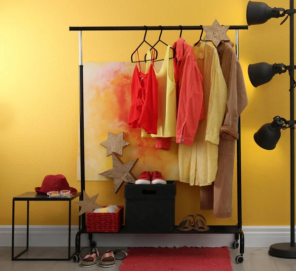 Stilvolle Umkleidekabine Mit Kleiderständern — Stockfoto