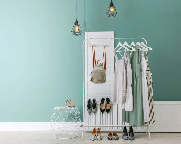 Elegante Vestidor Interior Con Ropa Rack — Foto de Stock