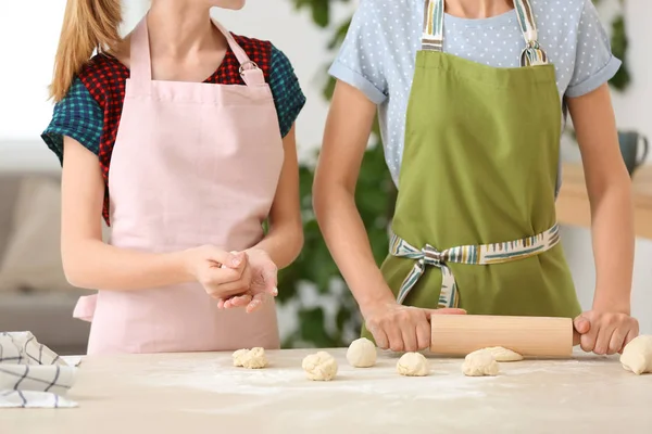 Anne ve kızı masada, closeup hamur hazırlama