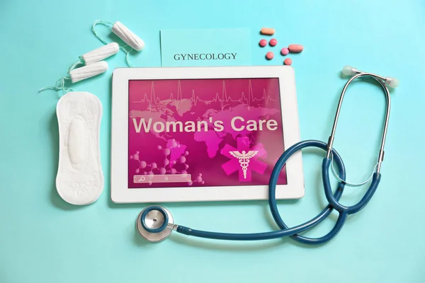 平躺构成与片剂 听诊器和女性卫生用品在颜色背景 妇科护理 — 图库照片