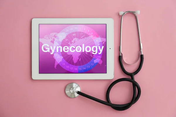 Stéthoscope Tablette Avec Mot Gynécologie Sur Fond Couleur Vue Dessus — Photo