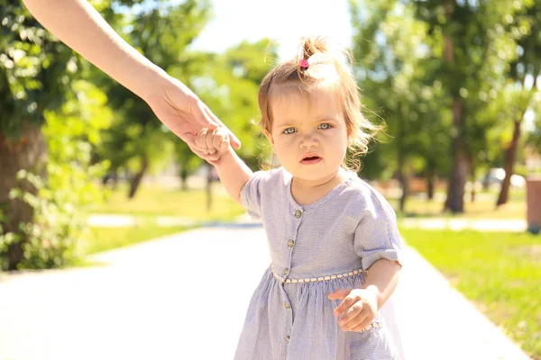 Schattig Babymeisje Met Moederdag Hand Terwijl Het Leren Lopen Buiten — Stockfoto