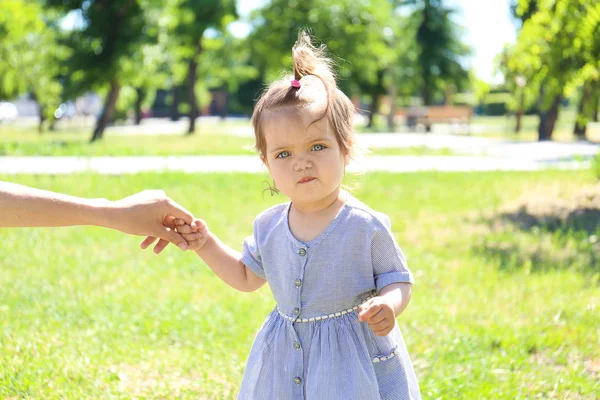 Schattig Babymeisje Met Moederdag Hand Terwijl Het Leren Lopen Buiten — Stockfoto