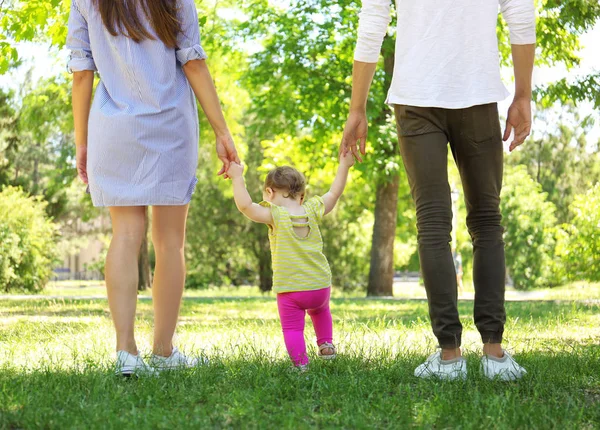 Anne Bebek kızları o açık havada yürümeyi öğrenme sırasında destek