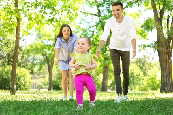 Parents Supporting Baby Daughter While She Learning Walk Outdoors — Stock Photo, Image