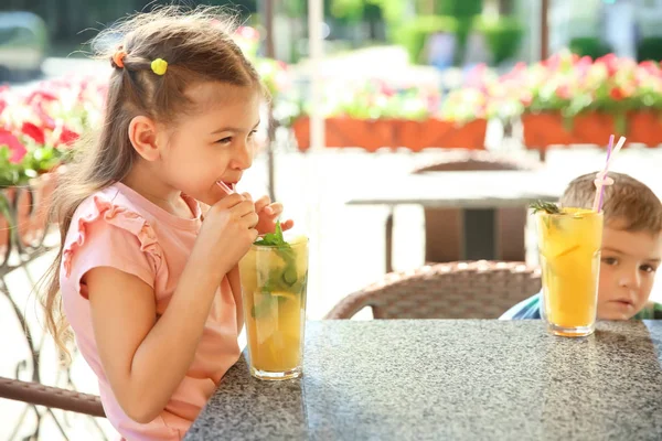 Niedliche Kinder Mit Natürlicher Limonade Tisch Café — Stockfoto