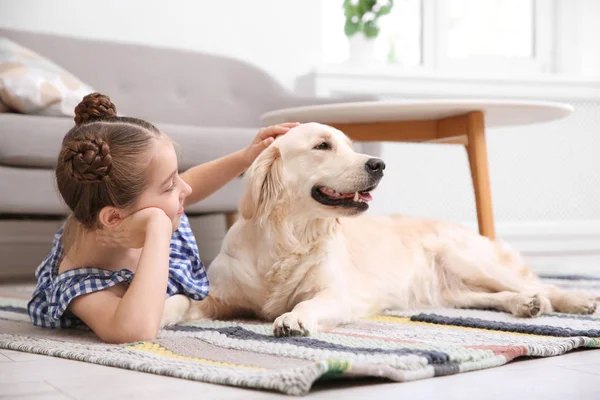 Mignon Petit Enfant Avec Son Animal Compagnie Sur Sol Maison — Photo