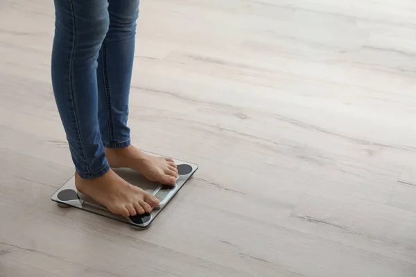 Woman Measuring Her Weight Using Scales Wooden Floor Healthy Diet — Stock Photo, Image