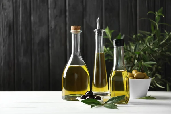 Komposition Mit Frischem Olivenöl Auf Dem Tisch — Stockfoto