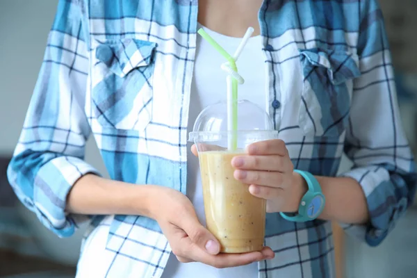 Sağlıklı güler yüzlü, closeup plastik bardak olan kadın