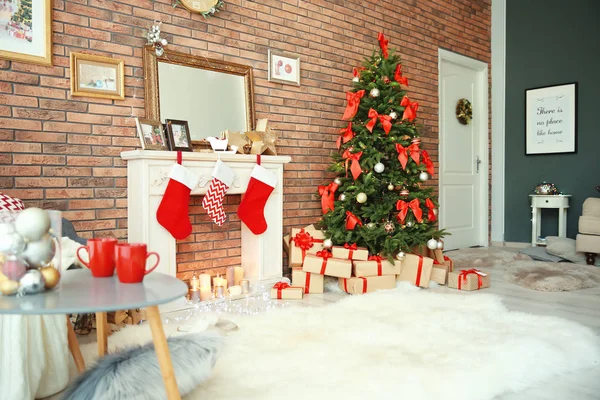 Gyönyörű Karácsonyfa Ajándékok Dekoratív Kandalló Mellett Szobabelső — Stock Fotó