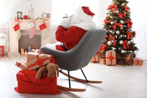 Autentické Santa Claus Taškou Dárků Doma — Stock fotografie
