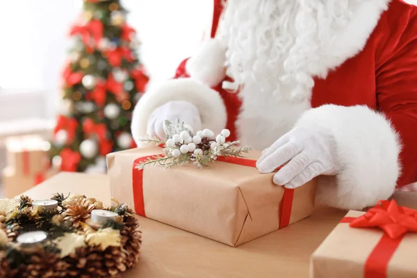 Autêntico Papai Noel Embrulhando Presente Mesa Dentro Casa — Fotografia de Stock