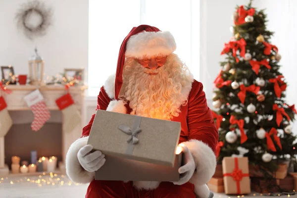 Papai Noel Autêntico Com Caixa Presente Dentro Casa — Fotografia de Stock