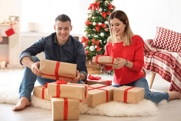 Pareja Joven Con Regalos Navidad Casa —  Fotos de Stock