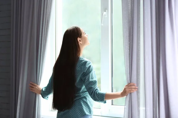 Mujer Joven Abriendo Cortinas Habitación Cerca Ventana Hermosa Grande — Foto de Stock