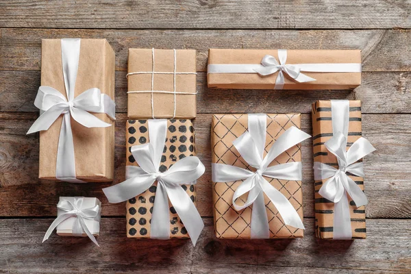 Güzel hediye kutuları üzerinde ahşap arka plan, üstten görünüm