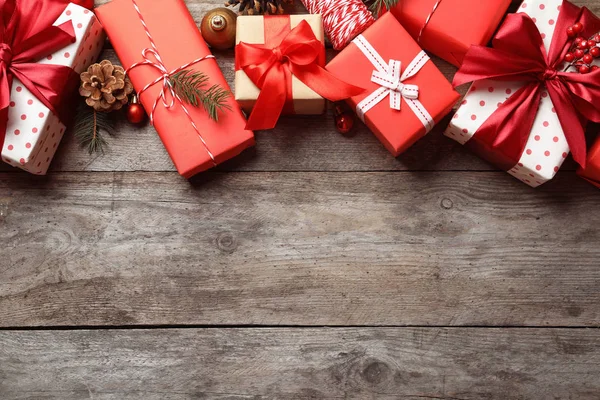 Composição Bonita Com Caixas Presente Decorações Natal Fundo Madeira Vista — Fotografia de Stock